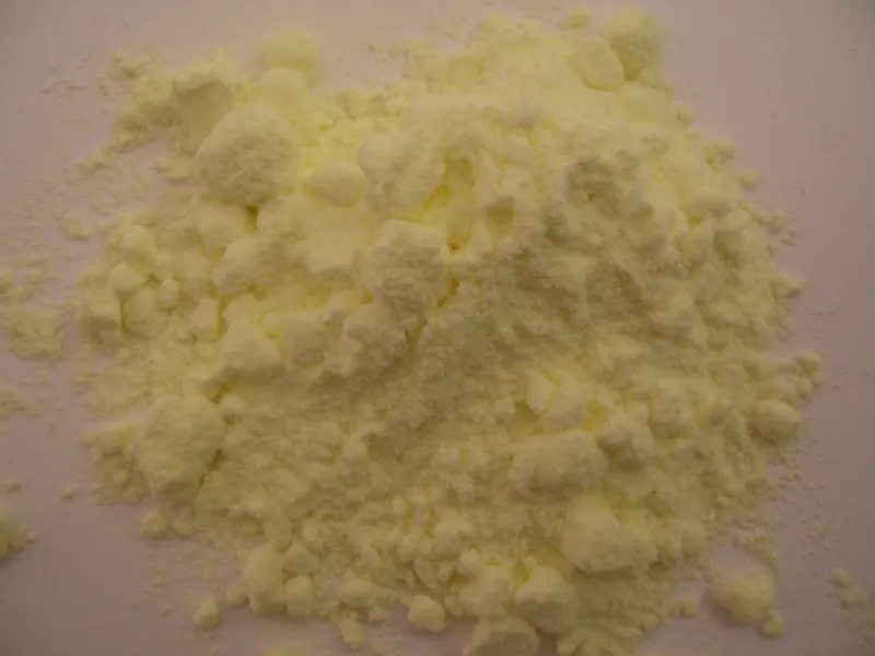 Polvo de azufre amarillo